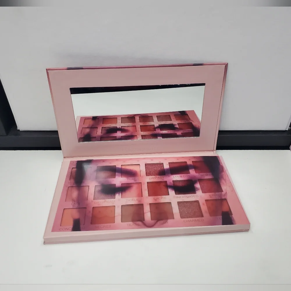 Huda Beauty Nude Eyeshadow Palette - Picture 2 of 5